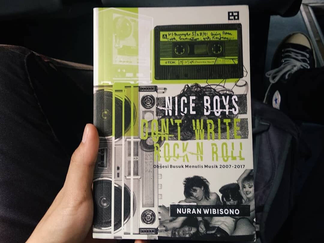 Nice Boys Don’t Write Rock ‘N Roll merupakan buku jurnal Nuran sebagai pecinta musik rock